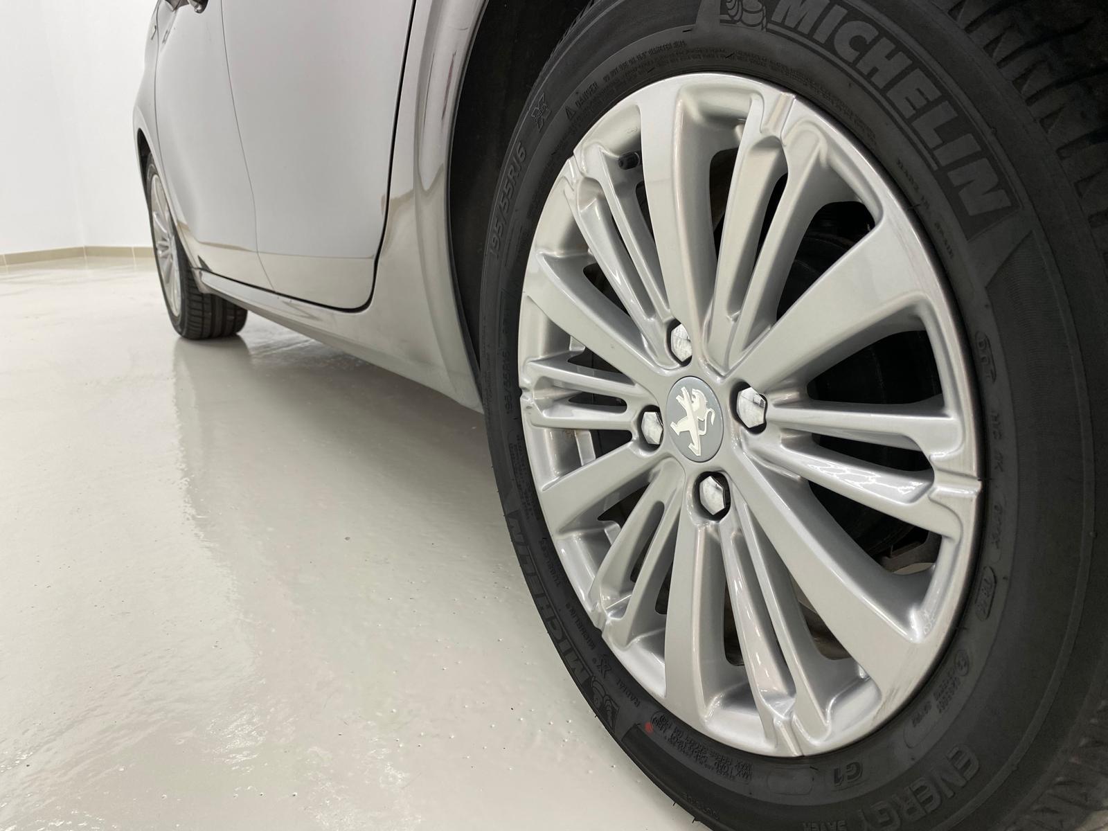 Peugeot 208 - Foto 10