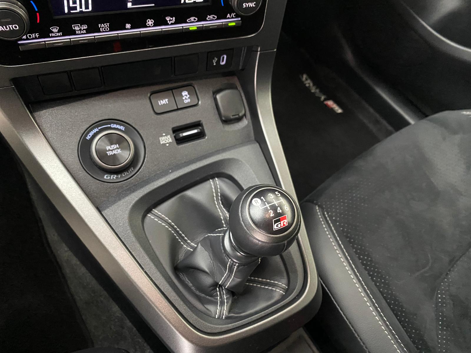 Toyota Yaris - Foto 12